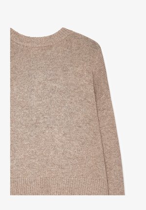 Beżowy sweter dzianinowy z prążkowanym okrągłym dekoltem i mankietami, o miękkiej, teksturowanej tkaninie i długich rękawach.