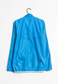 Ljusblå lättviktsjacka i nylon. Har hög krage, långa ärmar, elastiska manschetter och ett ventilerat bakpanel.