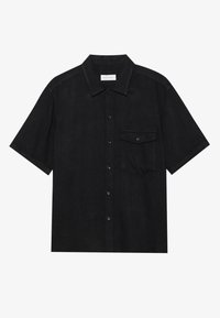 Camisetta nera a manica corta realizzata in tessuto leggero, con taschino, chiusura frontale a bottoni e un design classico del colletto.