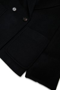 Cappotto di lana nera con due bottoni, una grande tasca a toppa e un classico design a revers. Tessuto morbido con una forma elegante e su misura.