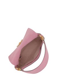 Rosa Wildleder-Handtasche mit Klappenverschluss und goldenen Beschlägen. Das Innenfutter besteht aus beiger Stoff und verfügt über eine kleine Tasche sowie einen verstellbaren Träger.