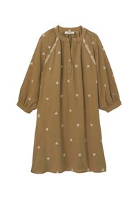 Robe marron à manches trois-quarts, avec broderie en forme de feuilles blanches, détail de boutons au niveau du col et un design de empiècement froncé.