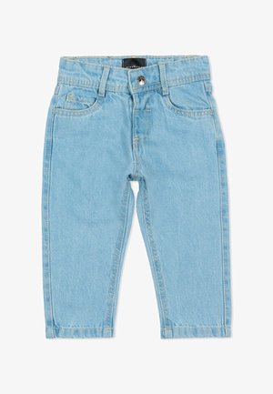 Jeans azzurri chiari per bambini piccoli con tasche frontali, passanti per cintura, chiusura con bottone e etichetta nera del marchio all'interno della vita.