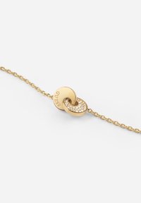 Gouden armband met onderling vergrendelde cirkelvormige schakels, waarvan er één versierd is met heldere kristallen. Kettingontwerp met een soepele textuur.