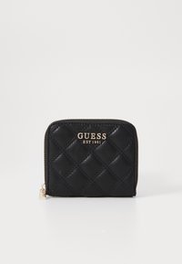 Svart quilted skinnlommebok med gull "GUESS EST 1981" logo, glidelås og en liten hardware-detalj på glidelåsen.
