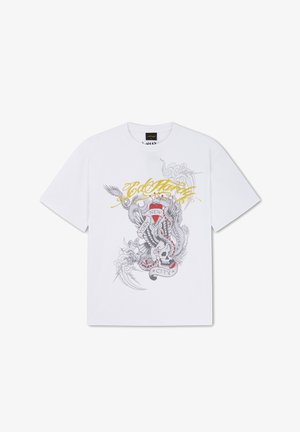 Hvid T-shirt med korte ærmer med et detaljeret tatoveringsdesign med en kranie, vinger, slange og teksten ""New York City"".