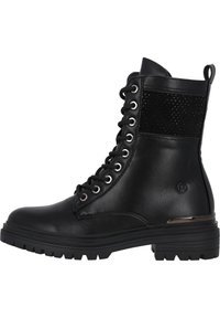 Bottines noires avec une finition en cuir lisse et un panneau latéral texturé, dotées d'œillets en métal, de lacets, d'une semelle robuste et d'une touche brillante.