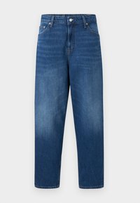 Μπλε τζιν παντελόνι με ίσια γραμμή, με κούμπωμα κουμπιών και φερμουάρ στο μπροστινό μέρος, θηλιές για ζώνη και πέντε τσέπες, εμφανιζόμενο πάνω σε λευκό φόντο.