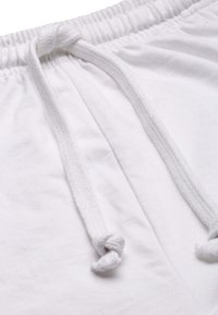 Weiße Baumwollshorts mit einem elastischen Bund und einem Kordelzug. Der Stoff ist glatt mit einer subtilen Textur und einem schlichten Design.