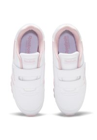 Baskets blanches Reebok avec des accents roses, dotées d'une sangle velcro, d'un col rembourré et d'une doublure en mesh pour la ventilation. Semelle en caoutchouc pour une adhérence.