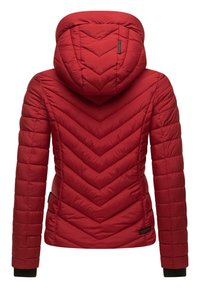 Rød puffjakke med en chevron-quiltet design, fastgjort hætte og ribbede manchetter. Glat tekstur og let materiale hele vejen igennem.
