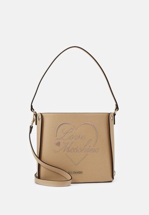 Sac à main rectangulaire camel avec bandoulière ajustable et "Love Moschino" embossé à l'intérieur d'un cœur sur le panneau avant.