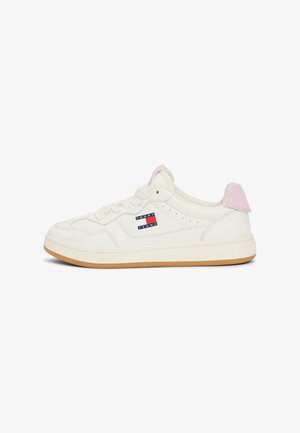 White leather sneaker with a rounded toe, lace-up closure, pink accents at the heel, and a rubber sole. Features a logo patch on the side.