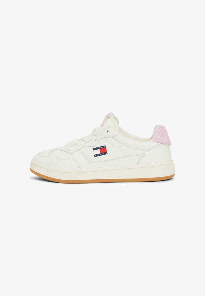 Sneaker in pelle bianca con punta rotonda, chiusura con lacci, dettagli rosa sul tallone e suola in gomma. Presenta una patch/logo sul lato.