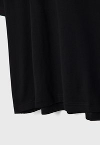 Sort bomulds T-shirt med korte ærmer, rund halsudskæring, glat tekstur og lige kant. Enkel design uden udsmykninger.