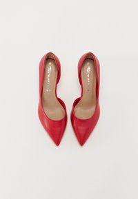 Escarpins rouges à bout pointu en taille 37 avec la marque « Tamaris » à l'intérieur, présentés sur un fond blanc.