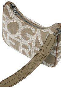 Sac à épaule marron et crème au texture tissée, doté d'un logo audacieux, fermeture zippée et d'une bandoulière en caoutchouc amovible avec du texte en relief.