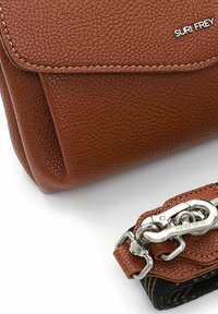 Braune, strukturiierte Lederhandtasche mit Klappenverschluss, silbernem Zubehör und einem gemusterten, abnehmbaren Trageriemen mit schwarzen und beige Akzenten.