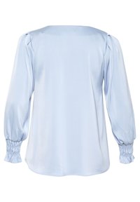 Blouse bleu clair avec un décolleté carré, des manches longues bouffantes, des poignets froncés et une finition satinée lisse. Design structuré et fluide.