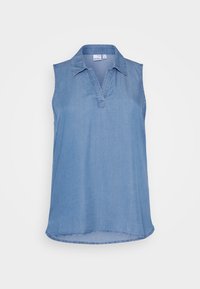 Ærmeløs denimtop i lyseblå, med krave og V-udskæring. Blød tekstur med en let buet kant og subtile syninger.