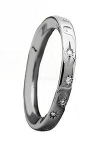 Silverring med graverade stjärnor och halvmånar, där varje stjärna är prydd med en liten klar ädelsten, visad på en vit bakgrund.