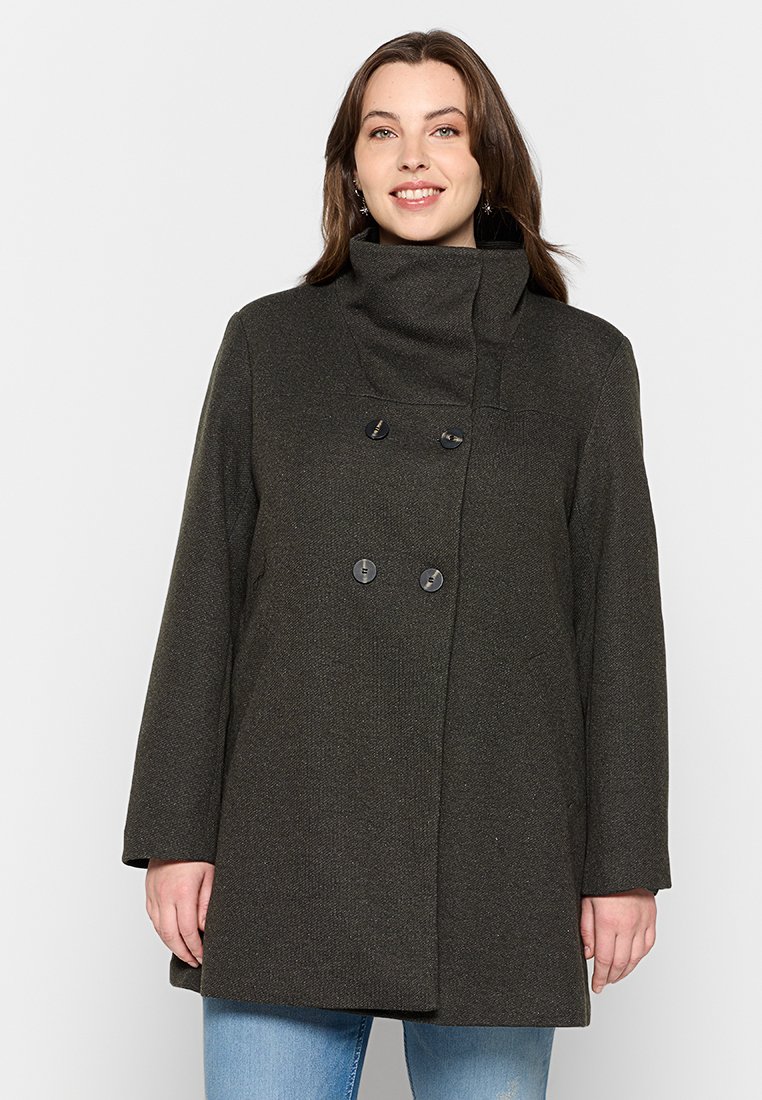 Manteau en laine mélangée vert foncé avec un col haut, fermeture à double boutonnage et poches latérales. Le tissu texturé ajoute de la profondeur.