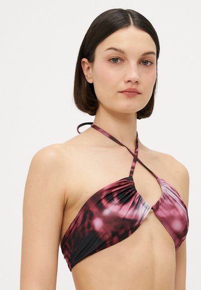 Bikini-Oberteil mit einem Halterneck-Design. Verfügt über eine geraffte Textur, überwiegend in Rosatönen und Schwarz mit einer Krawattenverschluss.