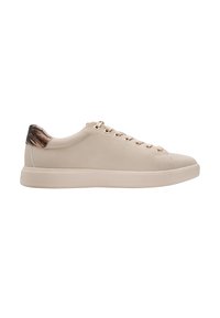 Baskets basses beige avec lacets beiges, œillets dorés, matière texturée et accent imprimé animal marron au talon.