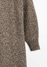 Pull marron tricoté avec un motif texturé. Présente une coupe ample et des manches longues. Le tissu a un design moucheté avec des taches plus claires.