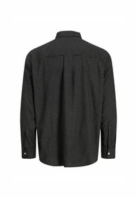Camisa de manga larga a cuadros en negro y gris con cuello clásico, tapeta de botones en la parte delantera y puños con dos botones, con un ajuste cómodo.