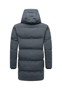 Siva pufasta jakna s kapuco, z značilnim prešitim dizajnom, dolgimi rokavi in elastičnimi manšetami. Gladka tekstura, srednja dolžina.