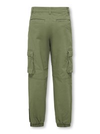 Pantaloni cargo verde oliva con polsini elasticizzati, due tasche cargo laterali e due tasche posteriori. Realizzati in un tessuto resistente e leggero.