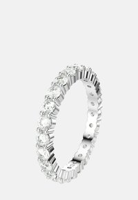 Silberner Eternity-Bandring, besetzt mit rundgeschliffenen Diamanten rund um den Umfang, vor weißem Hintergrund.