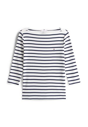 Μπλούζα με μακριά μανίκια και ρίγες σε λευκό και ναυτικό μπλε, διαθέτει λαιμόκοψη καραβάκι και μικρό λογότυπο στο στήθος. Μαλακό βαμβακερό ύφασμα με ομαλή υφή.