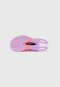 Suela de zapato con un degradado de morado a rosa, texturizada para agarre, con recortes para mayor flexibilidad. Marcada con "Tecnología SPEEDROLL."