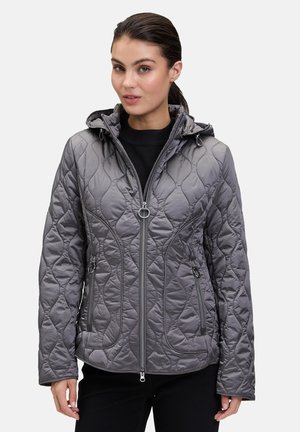 Veste grise matelassée avec capuche, dotée d'une fermeture éclair, de poches latérales et d'un motif texturé. Fabriquée en matériau brillant et doux.