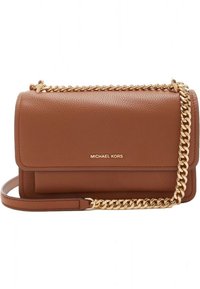 Ruda granulėta odinė per petį nešiojama rankinė su aukso spalvos grandinėlės dirželiu ir logotipo detale priekyje. Turi atvartą su užsegimu ir mažą viršutinį rankenėlę.