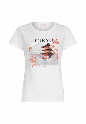 Maglietta in cotone bianca con una stampa colorata di una pagoda, fiori di ciliegio e montagne, con il testo "TOKYO" e "LIU-JO".