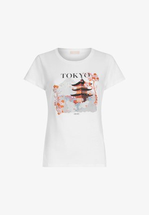 Maglietta in cotone bianca con una stampa colorata di una pagoda, fiori di ciliegio e montagne, con il testo "TOKYO" e "LIU-JO".