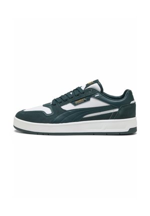 Mørkegrønne og hvide sneakers lavet af ruskind og læder, rund tå, snørelukning og en hvid gummisål. Har guld logo accent.
