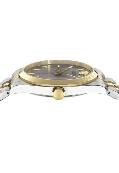 Montre-bracelet Versace avec bracelet en métal bicolore or et argent, lunette dorée, couronne, et cadran sombre avec index horaires dorés et emblème Méduse.