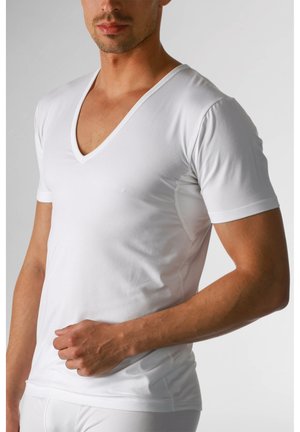 T-shirt blanc à manches courtes en V, fabriqué dans un tissu lisse. Il présente une coupe ajustée avec un détail de couture latérale subtil et une texture douce.