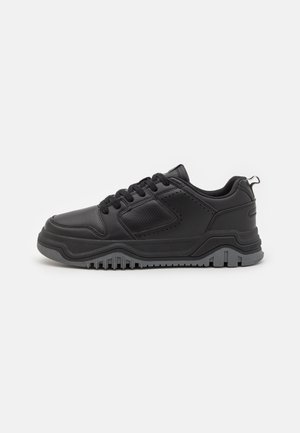 Pantofii atletici negri, realizați din piele sintetică cu o finisare texturată, având o talpă groasă din cauciuc, design cu șireturi și accente gri.