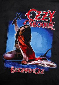 Sort t-shirt med grafik af en figur iført en hvid og rød kappe, med blå baggrund og fed tekst, der læser "Ozzy Osbourne Blizzard of Ozz."