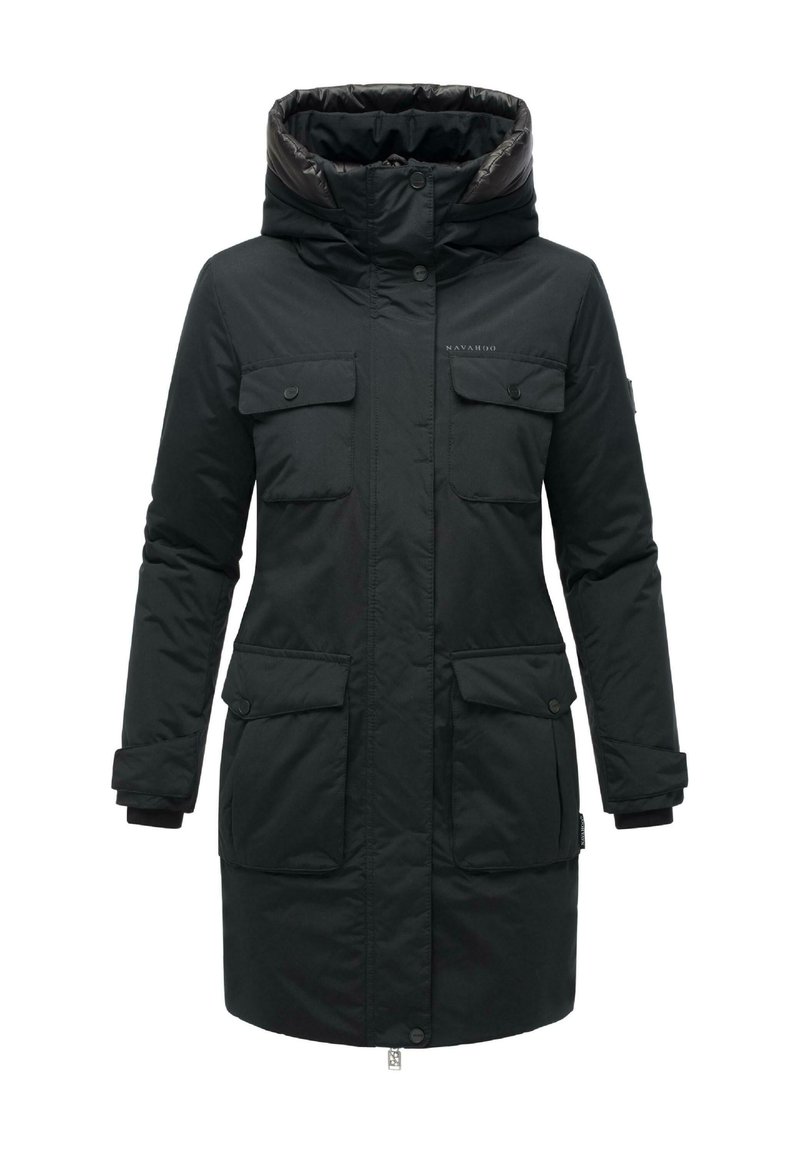 Zwarte parka met capuchon, ritssluiting, twee grote voorzakken en een gladde stoftextuur. Eenvoudig ontwerp zonder patronen.