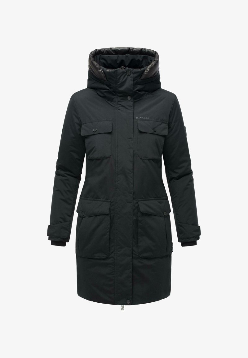 Zwarte parka met capuchon, ritssluiting, twee grote voorzakken en een gladde stoftextuur. Eenvoudig ontwerp zonder patronen.