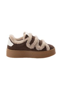 Baskets en daim marron avec une large bordure en shearling beige et de grands lacets bouclés en shearling, sur une semelle épaisse en caoutchouc marron texturée.