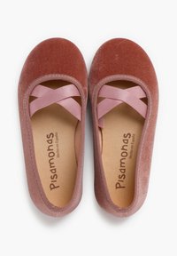 Ballerine in velluto color rosa polveroso con cinturini incrociati in satin. Parte superiore morbida, punta rotonda e soletta imbottita con il marchio "Pisamonas".