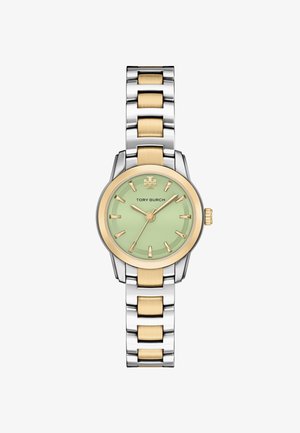 Reloj de pulsera de metal bicolor plateado y dorado con esfera verde, marcadores de hora dorados y el logo de Tory Burch a las 12 en punto.