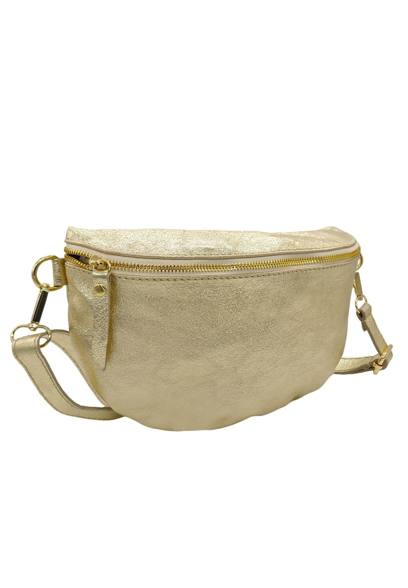 Sac bandoulière en simili cuir métallisé doré, forme arrondie, fermeture zippée sur le dessus, sangle ajustable, texture lisse, accents en matériaux minimalistes.